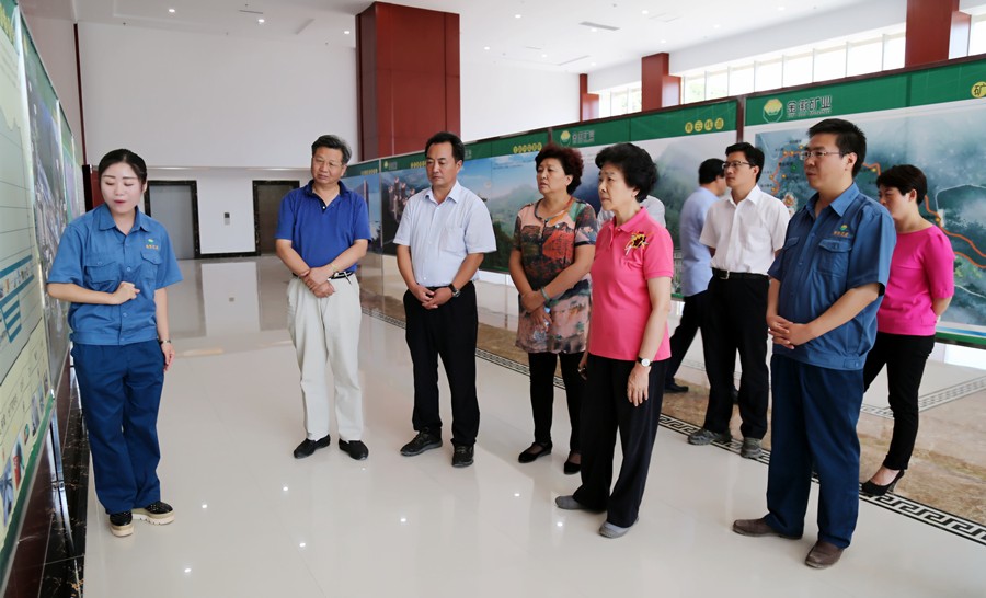 202406261719378923823409.jpg 1-2015年8月,全國政協(xié)副主席、中國科學院院士王志珍一行蒞臨金徽股份調(diào)研。.jpg