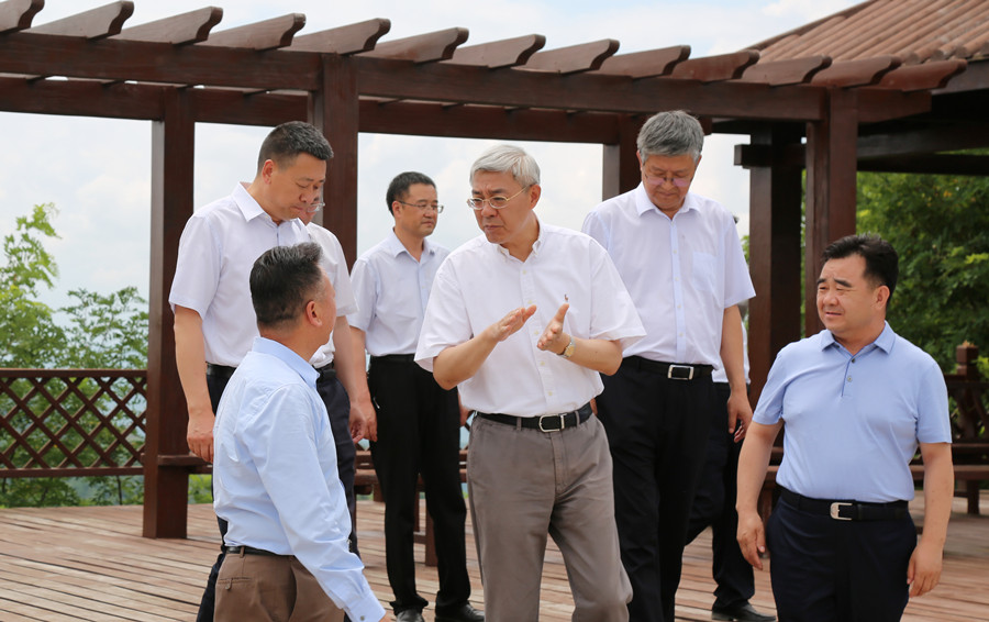 202406261719379012811261.jpg 7-2021年7月,中共中央委員、時任甘肅省委書記尹弘蒞臨金徽股份調(diào)研指導防災減災和綠色礦山建設情況。.jpg