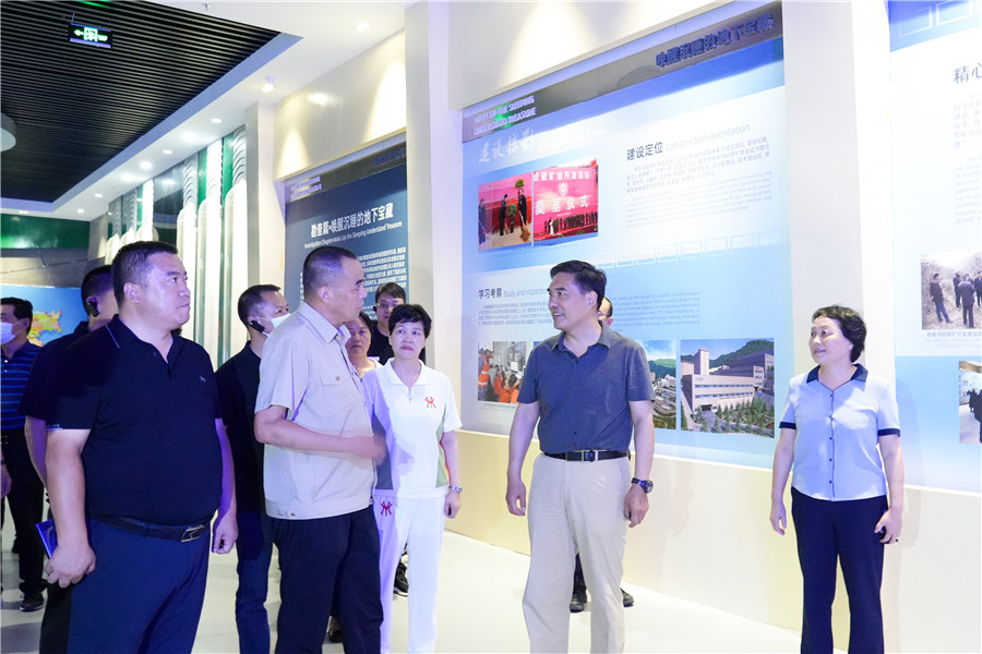 202406261719379496106820.jpg 12-2022年8月,省委常委、省委統(tǒng)戰(zhàn)部長孫雪濤帶領帶領全省黨外代表人士考察團蒞臨金徽股份調(diào)研指導。.jpg