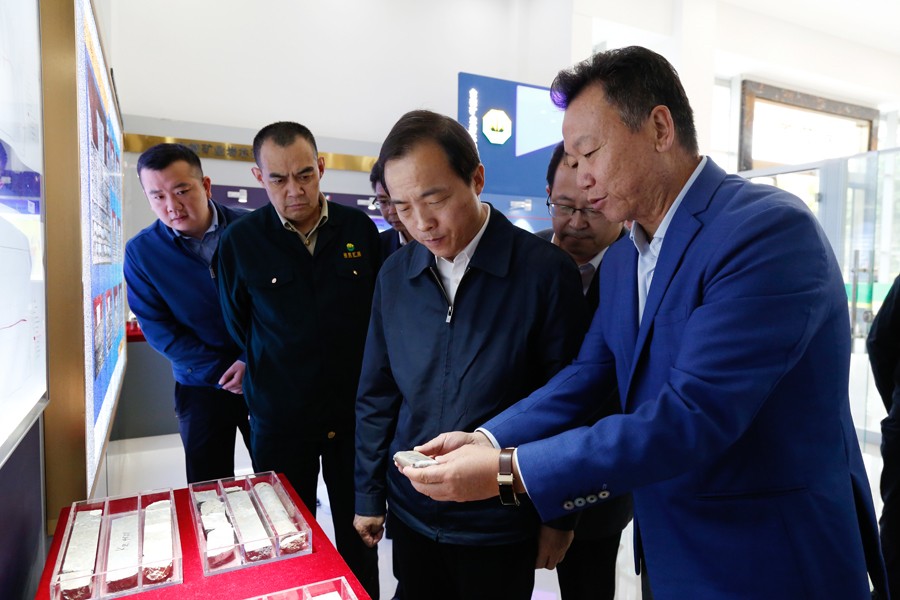 202406261719379802771192.jpg 15-2019年5月,時任省委常委、副省長周學文調(diào)研金徽股份時強調(diào):政府應予以全力支持金徽股份的綠色礦山建設工作。.jpg