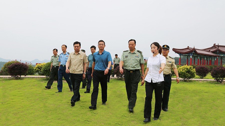 202406261719379848491673.jpg 17-2020年7月,省委常委、省軍區(qū)司令員王文清蒞臨金徽股份調(diào)研企業(yè)編兵和綠色礦山建設工作是表示:金徽股份將民兵作為企業(yè)應急救援力量的一員,充分發(fā)揮了民兵作用,立起了在企業(yè)編兵的標桿。.jpg