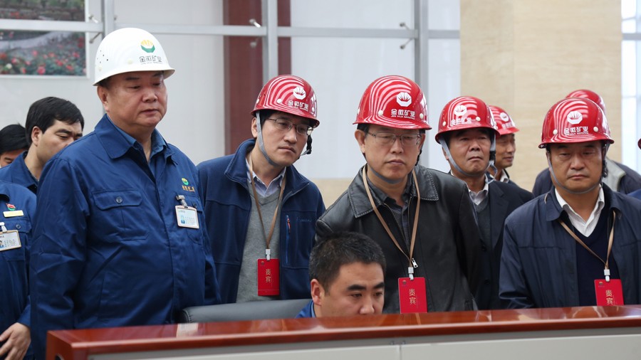 202406261719380088820825.jpg 28-2017年10月,國家礦山安全監(jiān)察局副局長(時任國家安全監(jiān)管總局監(jiān)管一司司長)裴文田蒞臨金徽股份檢查指導安全生產(chǎn)工作。.jpg