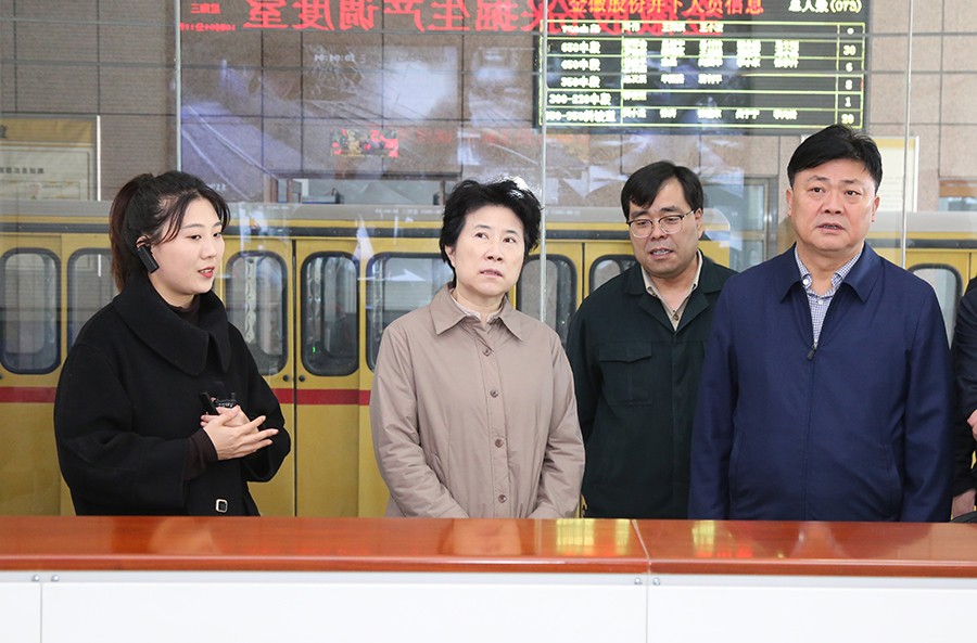 202406261719380247860053.jpg 36-2023年3月,省生態(tài)環(huán)境廳黨組書記蘇君蒞臨金徽股份調(diào)研綠色礦山及“兩山”實踐創(chuàng)新基地建設情況。.jpg