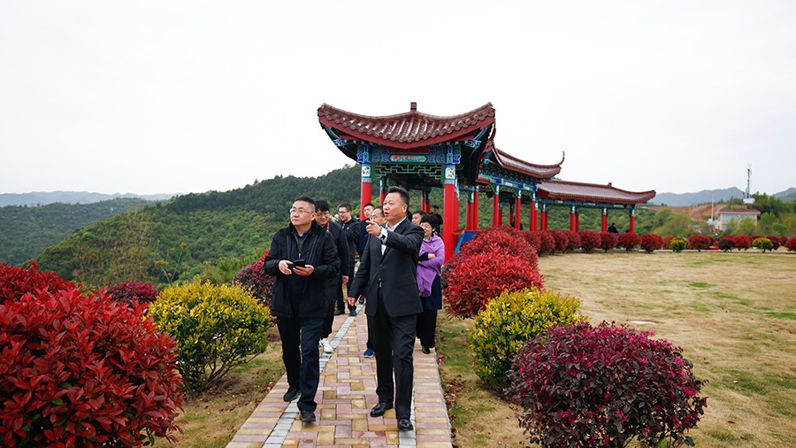 202406261719380829664452.jpg 47-2020年4月,新華社甘肅分社社長任衛(wèi)東蒞臨金徽股份調(diào)研金融服務實體經(jīng)濟及疫后企業(yè)復工情況。.jpg