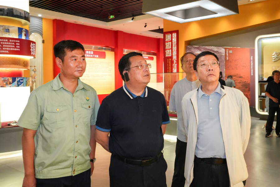 202406261719381065465185.jpg 2024.06.23全國政協(xié)委員、 陜西省政協(xié)副主席、民建陜西省委會主委李忠民蒞臨金徽股份調(diào)研.jpg