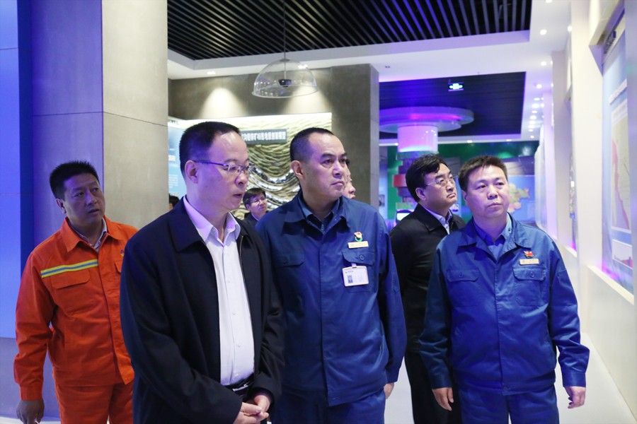 202406261719381588172111.jpg 10-2018年5月,時任省委副書記孫偉蒞臨金徽股份調(diào)研指導工作。.jpg