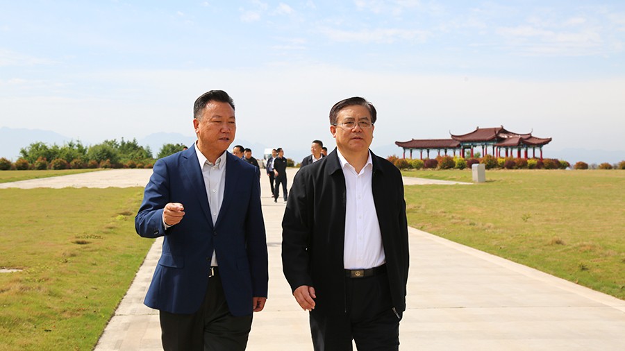 202406261719381636460648.jpg 30-2021年5月,省人民檢察院黨組書記、檢察長朱玉蒞臨金徽股份調(diào)研綠色礦山建設工作。.jpg