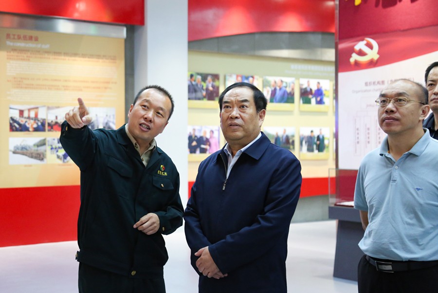 202406261719381838443196.jpg 46-2021年9月,時任省市場監(jiān)督管理局黨組書記、局長王忠習一行蒞臨金徽礦業(yè)股份有限公司調(diào)研。.jpg