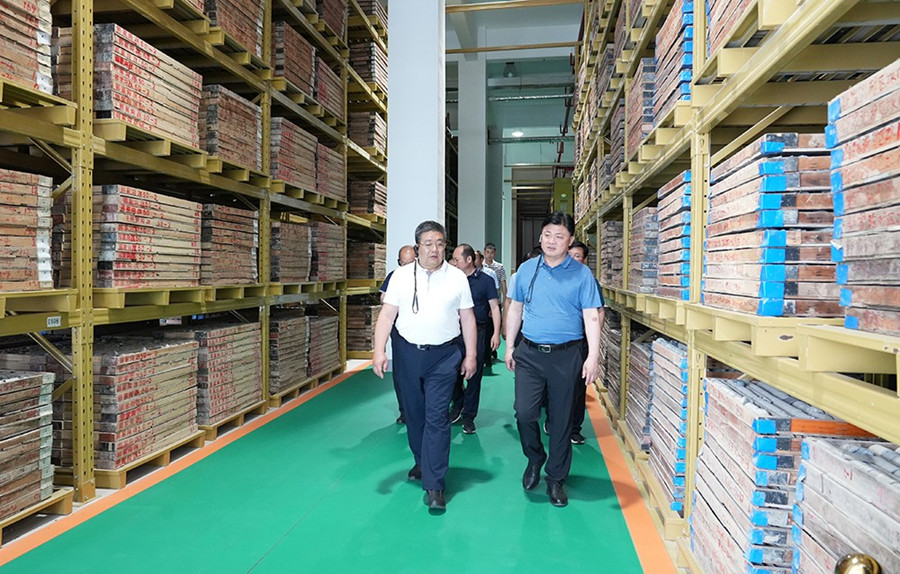 202406261719381864900977.jpg 51-2022年6月,省農(nóng)業(yè)農(nóng)村廳一級巡視員朱寶瑩蒞臨金徽股份調(diào)研綠色礦山建設工作。.jpg