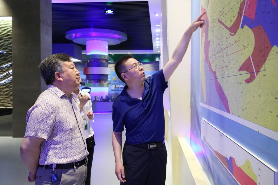 202406261719381893873351.jpg 52-2017年7月,時任省林業(yè)廳副廳長樊輝蒞臨檢查時強調(diào):金徽股份的林地管理工作為全省林業(yè)資源管理工作樹立了典范。.jpg