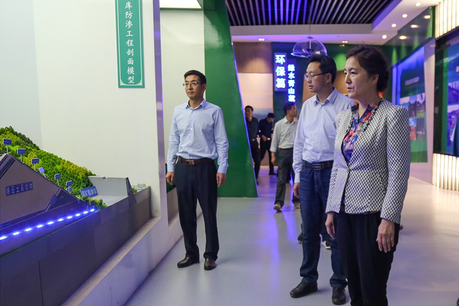 202505191747662910662423.jpg 29.2017年5月,省政協(xié)副主席(時任省委常委、宣傳部部長)陳青蒞臨金徽股份調(diào)研指導工作-900.jpg